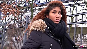 Deutscher Junge Verführt Latina-Teenagerin Mit Lockigem Haar Zu Einem Intensiven Orgasmus