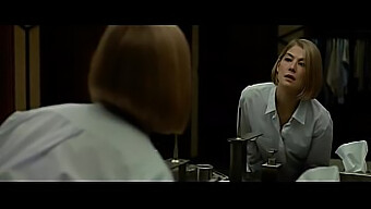 Momen-Momen Menggoda Rosamund Pike Dalam 'Gone Girl'.