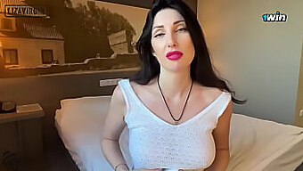 Liza Virgin O Întâlnește Pe Mama Vitregă Matură Și Seducătoare A Prietenei Ei