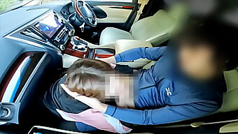 Femme Japonaise Trompe Avec Un Inconnu Dans La Voiture Pendant Que Son Mari Est À La Salle De Sport