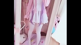 Kanna Bermain Dengan Jari-Jarinya Sendiri Dalam Cosplay Solo