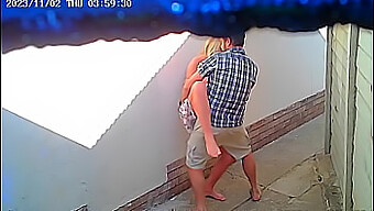 Encontro Ao Ar Livre De Um Casal Capturado Em Cctv Em Um Restaurante Público