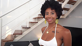 Ana Susage, Uma Linda Mulher Carregadora De Seios Negros, Se Envolve Em Sexo Anal Áspero E Garganta Profunda Com Um Homem Branco Bem Dotado.