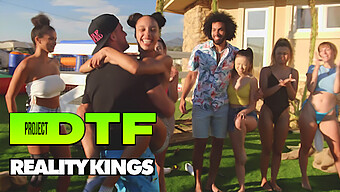 Reality Kings Presenterer Et Hett Stafettløp Med Pornostjerner Før De Dykker Ned I Et Basseng For En Vill Orgie.