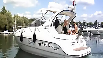 Sexe Lesbien Passionné Sur Un Yacht