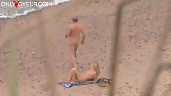 Voyeuristische Tiener Geniet Van Een Hete Trio Op Het Strand