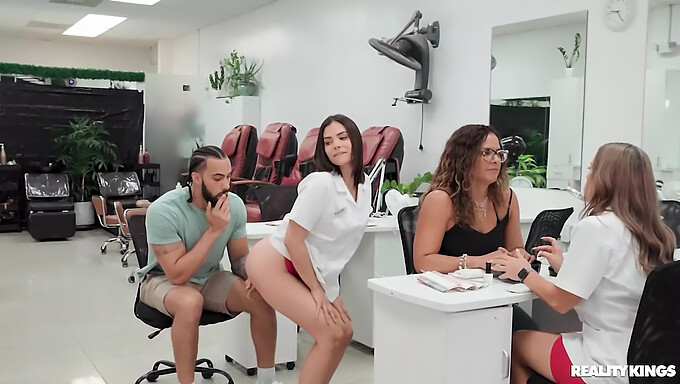 În Spatele Scenei, O Întâlnire Perversă La Salon Cu James Angel Și Pachetul Său Impresionant