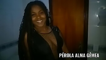 Alma Gema, Una Giovane Ragazza Di Colore, Riceve Un Sensuale Massaggio Dal Marito Dilson A Madureira