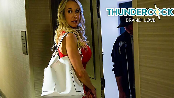 Η Brandi Love, Μια Σαγηνευτική Milf, Απολαμβάνει Μια Ικανοποιητική Συνάντηση Με Έναν Προικισμένο Σύντροφο.