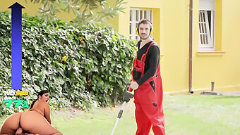 Jordi Rimane Concentrato Sui Suoi Desideri Mentre Sara Retali E Sara Diamante Lo Seducono Con Le Loro Curve E I Loro Reggiseni Accattivanti