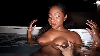 Gros Seins Naturels Et Chatte Noire Adorant La Position Missionnaire Au Bord De La Piscine.