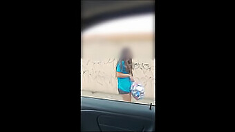 Une Jeune Femme Est Séduite Et Baisée Par Un Pervers Âgé Dans La Rue