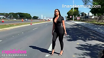 Lina Nakamura,一个淘气的亚洲女孩,在高速公路上向一位名叫negão的有才华的卡车司机献出了她的阴户。