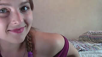 Kurvet Blond Kvinde Eksperimenterer Med Webcam