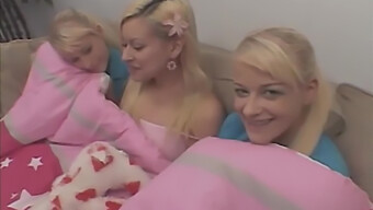 Heet Blonde Lesbiennes In Een Trio In Hoge Definitie Video.