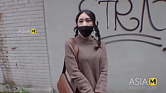 Tan Ying Yings Verführerisches Straßenabenteuer Im Asiatischen Porno