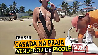 Uma Esposa Loira Usa Uma Calcinha Fio Dental Na Praia E Oferece Seu Seio Para Um Vendedor De Picolés Em Troca De Um Fio Dentário