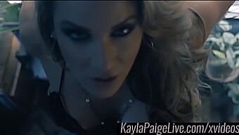 Kayla Paige ดื่มด่ํากับเซสชั่นเดี่ยวที่เข้มข้นด้วยของเล่นทางเพศและการเต้นระบําเปลื้องผ้าออร์แกนิค