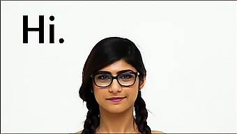 Presencia El Físico Árabe Impecable De Mia Khalifa En Una Vista Tentadora Y De Cerca